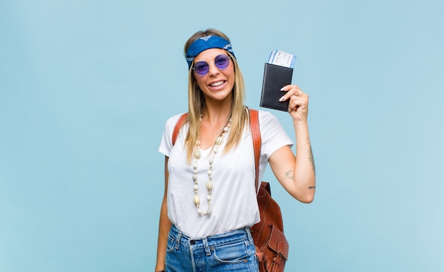 Giovane donna graziosa del hippie con una borsa di cuoio