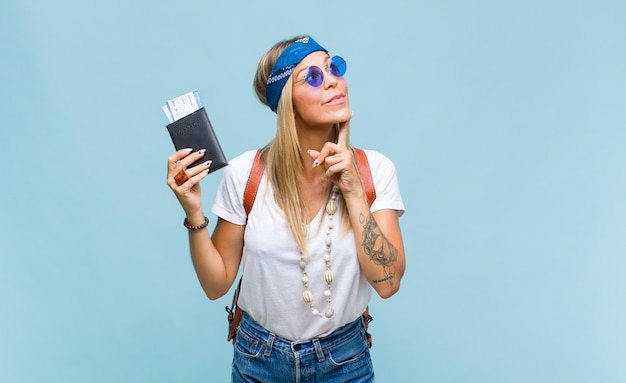 Giovane donna graziosa del hippie con una borsa di cuoio