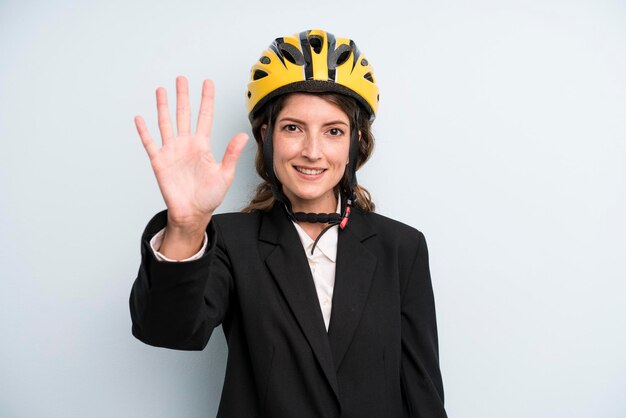 Giovane donna graziosa dell'adulto con un casco della bici