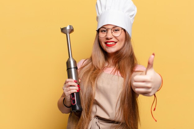 Giovane donna graziosa espressione felice e sorpresa chef concept