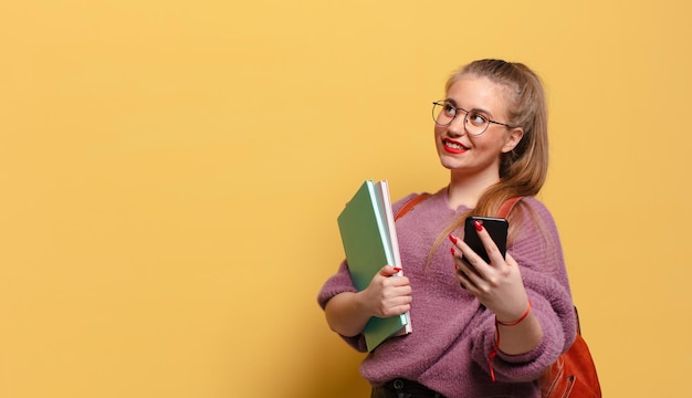 Giovane donna graziosa. espressione felice e sorpresa. concetto di studente