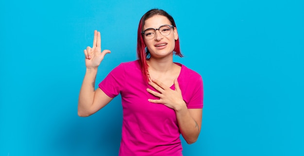 Giovane donna graziosa espressiva che gesturing