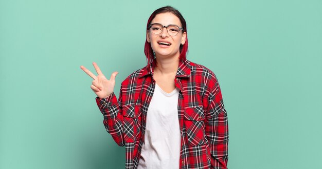 Giovane donna graziosa espressiva che gesturing