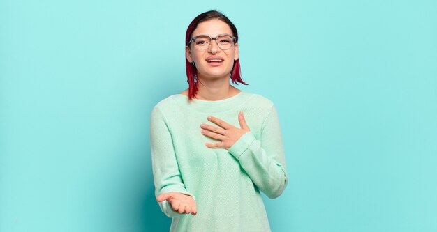 Giovane donna graziosa espressiva che gesturing