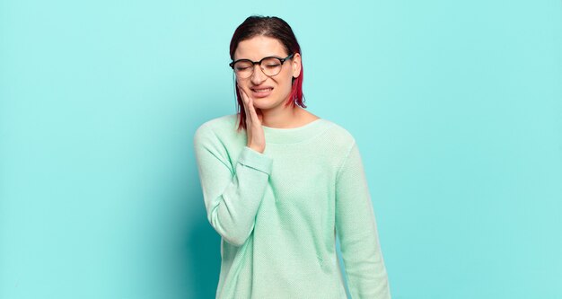 Giovane donna graziosa espressiva che gesturing