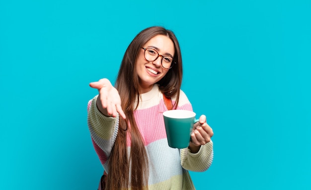 Giovane donna graziosa studentessa con una tazza di caffè