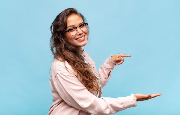 Giovane donna graziosa su sfondo blu