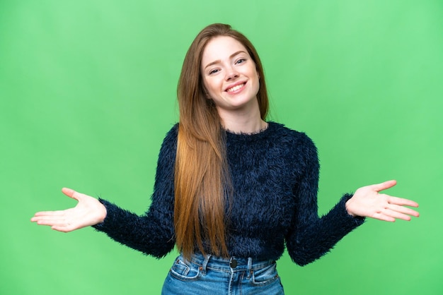 Giovane donna graziosa su sfondo chroma key isolato felice e sorridente