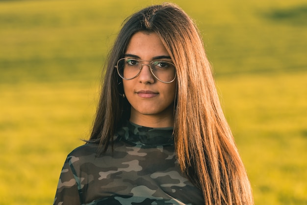 Giovane donna graziosa sul fondo della natura - ritratto alto vicino del fronte