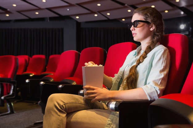 Giovane donna guardando un film in 3d