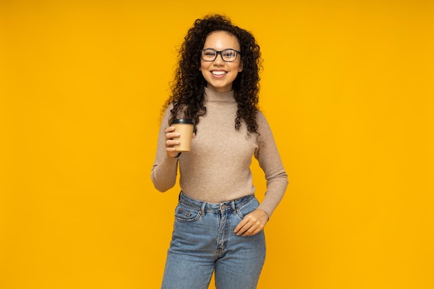 Giovane donna in abbigliamento casual su sfondo giallo