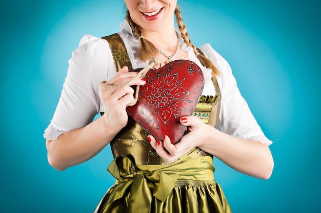 Giovane donna in abiti tradizionali - dirndl o tracht