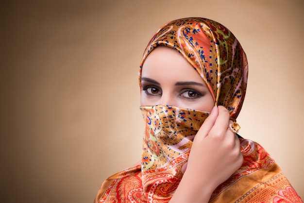 Giovane donna in abiti tradizionali musulmani