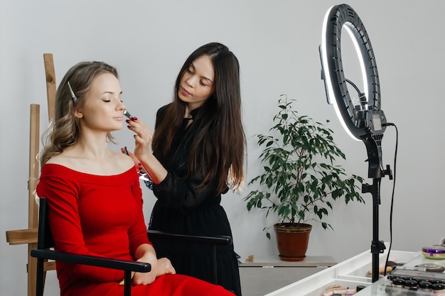 Giovane donna in abiti tradizionali