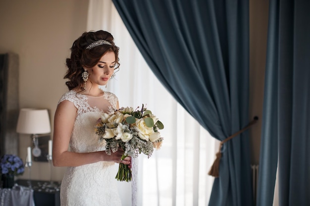 giovane donna in abito da sposa al coperto