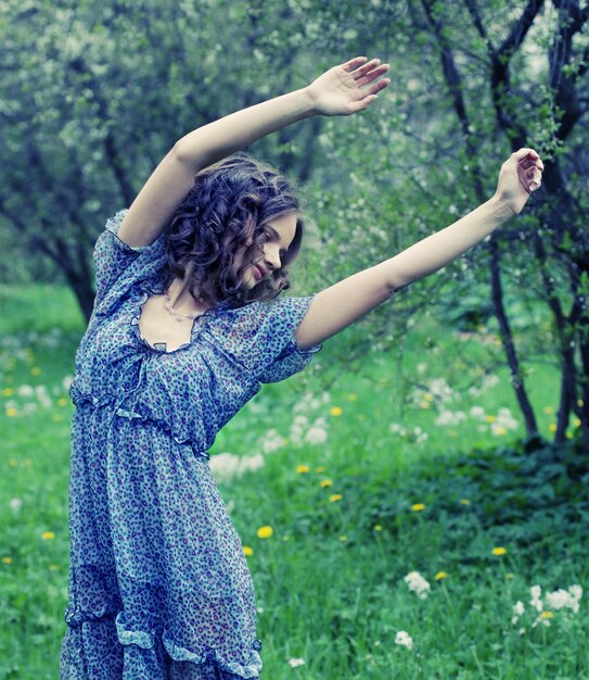 giovane donna in abito rilassante in giardino