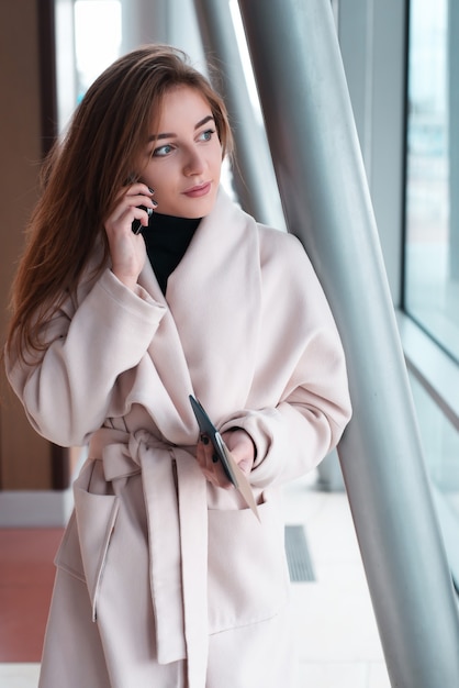 Giovane donna in aeroporto internazionale.