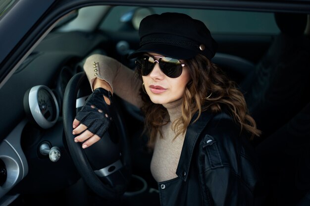 Giovane donna in auto retrò