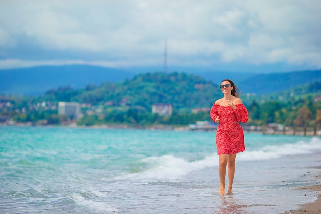 Giovane donna in bianco sulla spiaggia