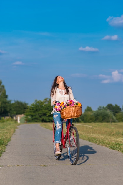 Giovane donna in bicicletta