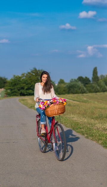 Giovane donna in bicicletta