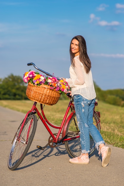 Giovane donna in bicicletta