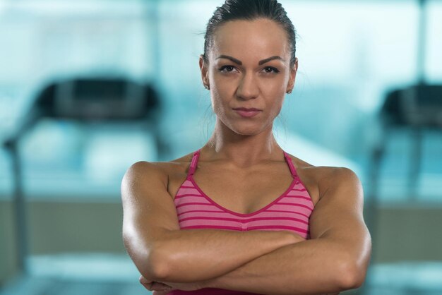 Giovane donna in buona salute che flette i muscoli