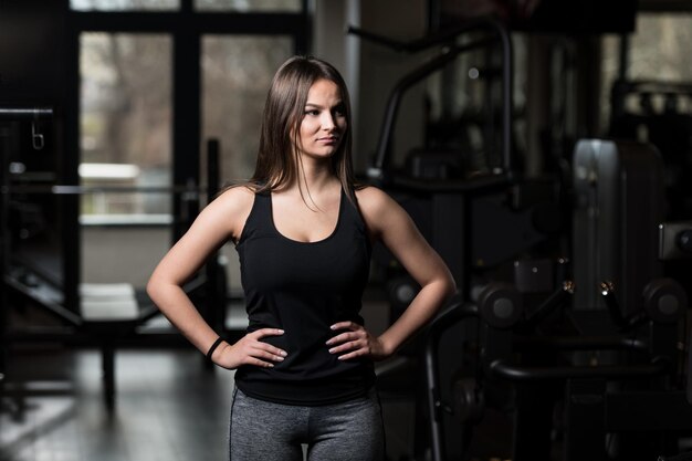 Giovane donna in buona salute che flette i muscoli