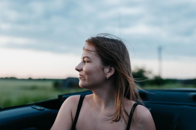 giovane donna in cabriolet in estate gioventù e concetto di viaggio