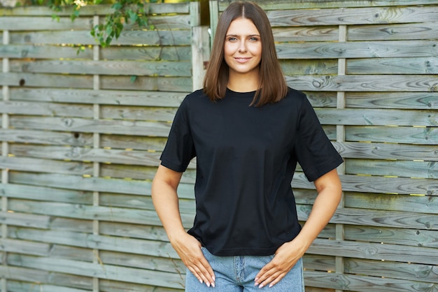 Giovane donna in camicia nera. Foto di alta qualità