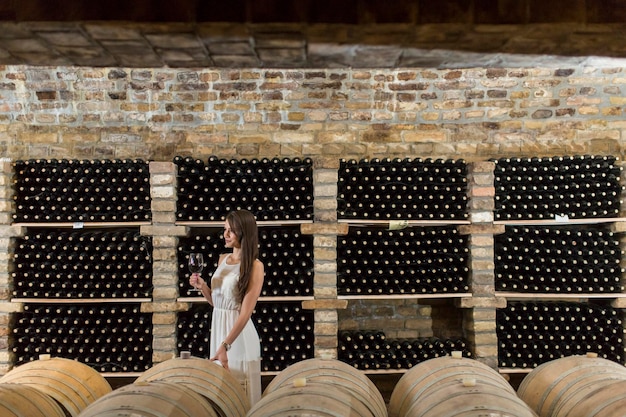 Giovane donna in cantina