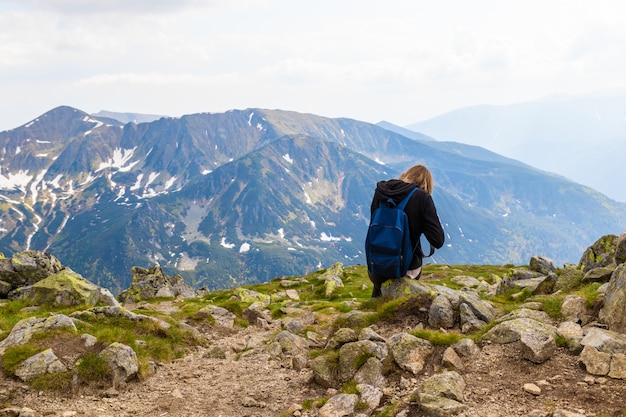 Giovane donna in cima a una montagna