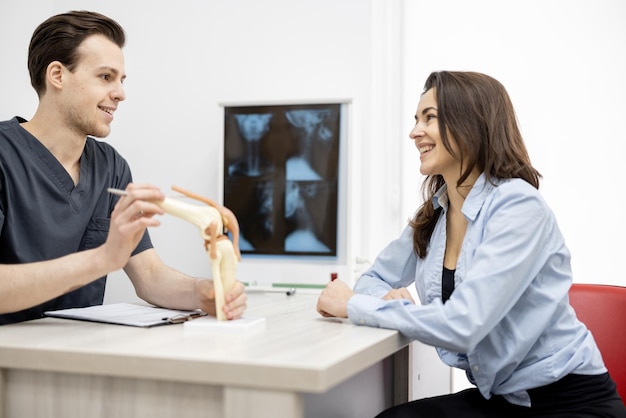 Giovane donna in consultazione con un fisioterapista presso lo studio medico