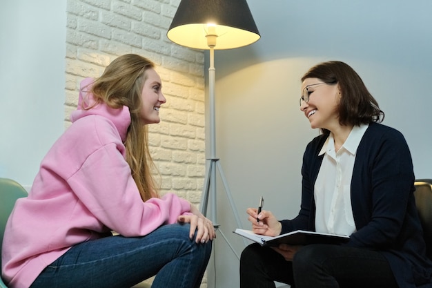 Giovane donna in consultazione con uno psicologo specializzato