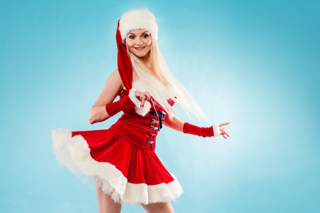 Giovane donna in costume sexy di Babbo Natale. buon Natale