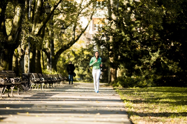 Giovane donna in esecuzione nel parco