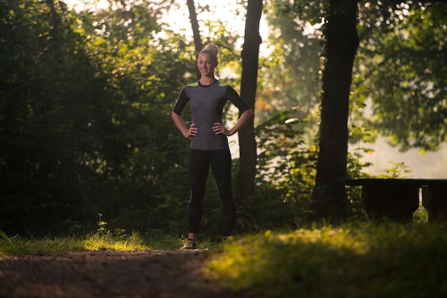 Giovane donna in esecuzione nella foresta boscosa Area - Formazione ed esercizio per Trail Run Marathon Endurance - Fitness stile di vita sano Concept