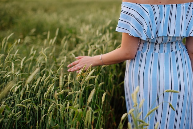 Giovane donna in estate in un campo di grano