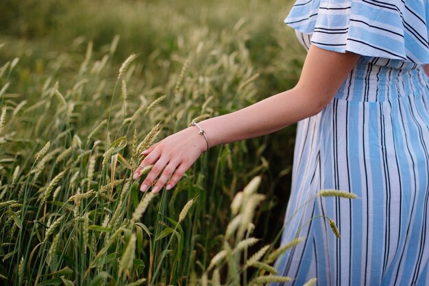 Giovane donna in estate in un campo di grano