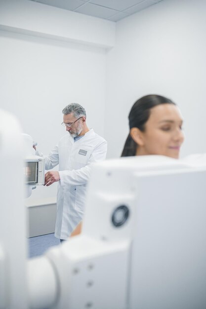 Giovane donna in fase di mammografia