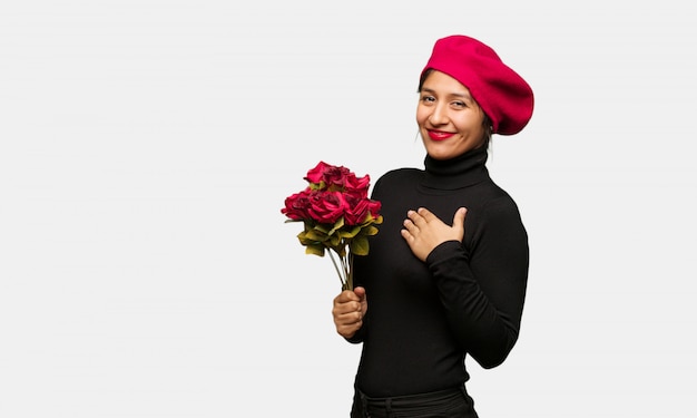 Giovane donna in giorno di San Valentino facendo un gesto romantico