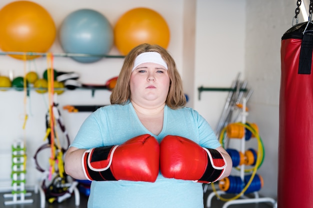 Giovane donna in guantoni da boxe