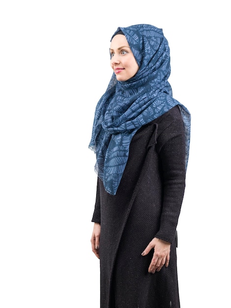 Giovane donna in hijab in piedi su uno sfondo bianco
