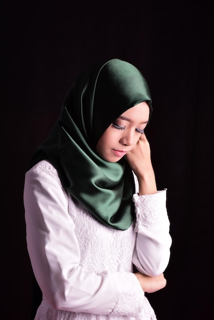 Giovane donna in hijab sullo sfondo nero