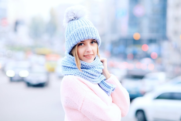 Giovane donna in inverno con cappello e sciarpa a maglia