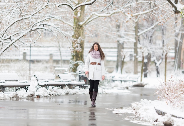 Giovane donna in inverno