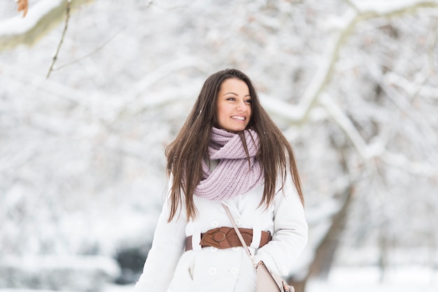 Giovane donna in inverno