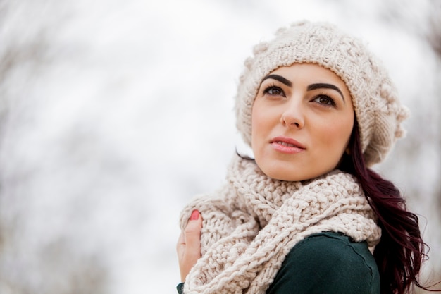 Giovane donna in inverno