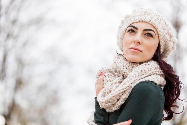 Giovane donna in inverno