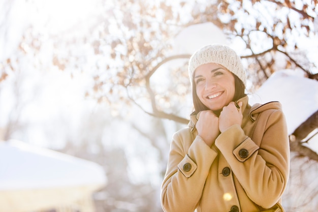 Giovane donna in inverno